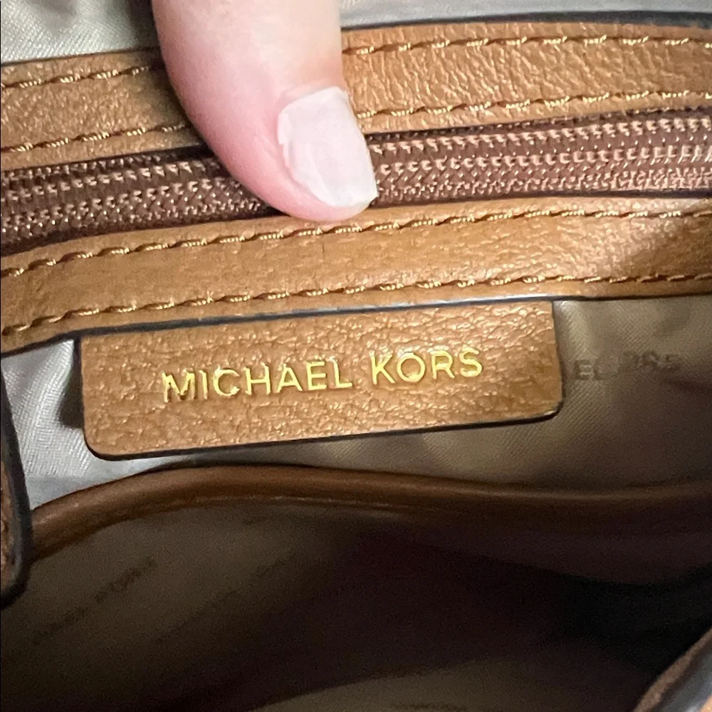 Michael Kors Tan Leather Shoulder Bag with Gold Chain - Picture 11 of 15